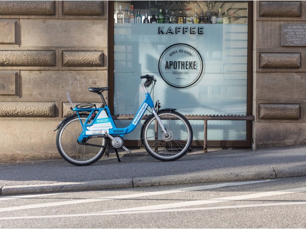 RegioRadStuttgart Fahrrad steht vor Café an der Straße 